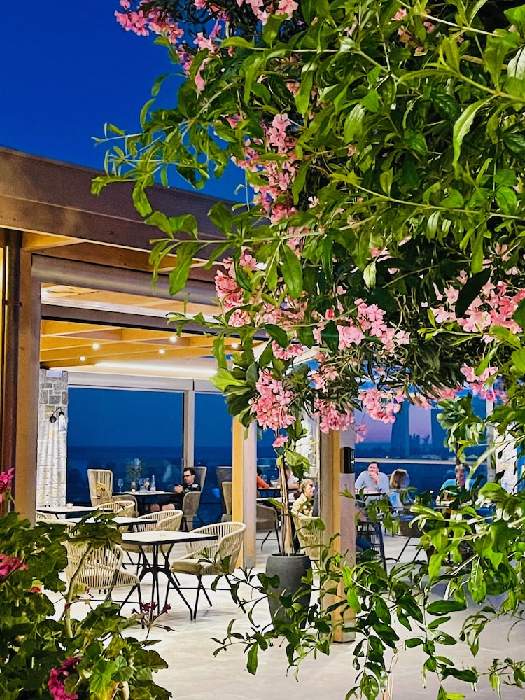 Creta Blue Boutique Hotel — Restaurant & bars in Hersonissos