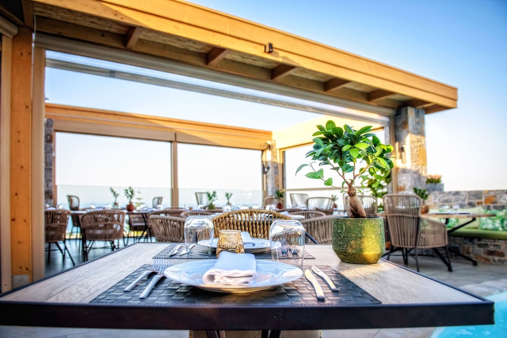 Creta Blue Boutique Hotel — Restaurant & bars in Hersonissos