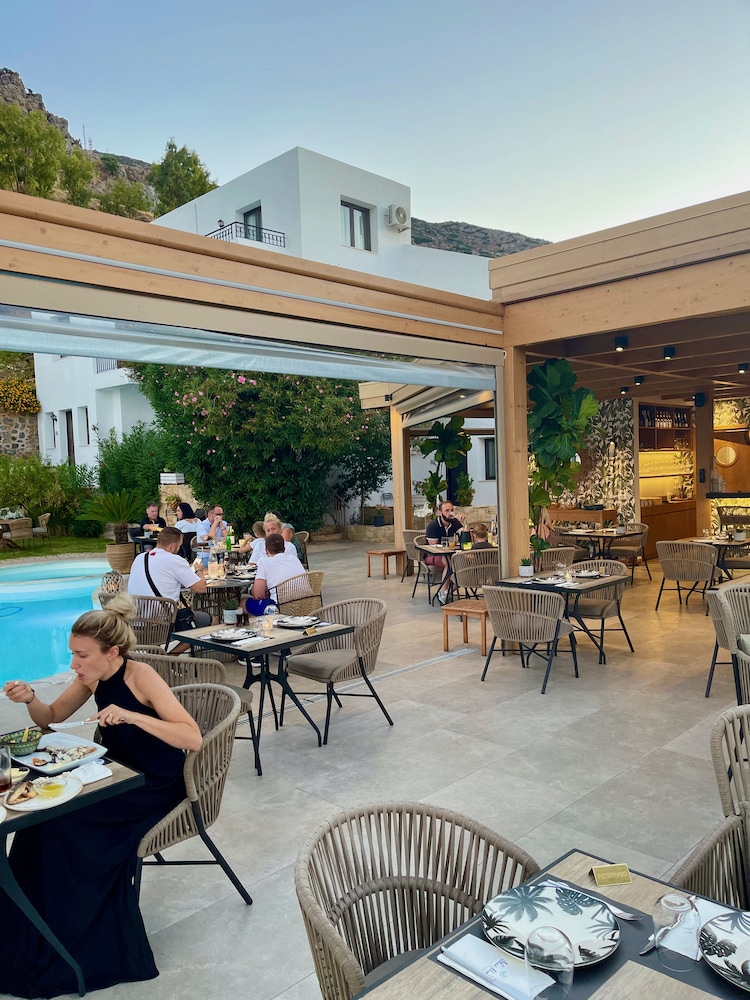 Creta Blue Boutique Hotel — Restaurant & bars in Hersonissos