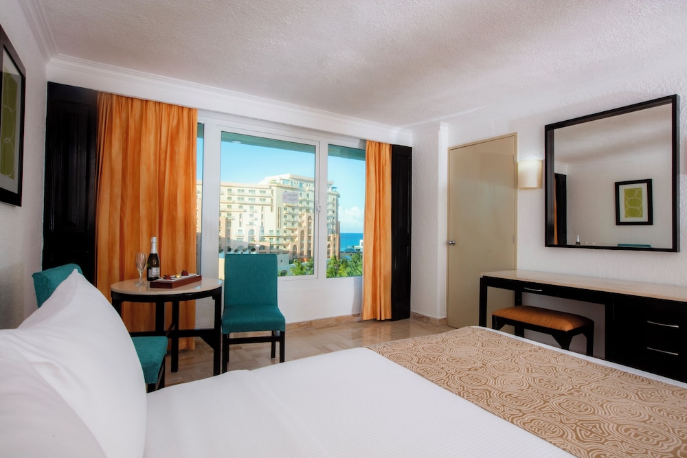 Krystal Cancun All Inclusive — Hotel rooms in Cancun, Quintana Roo