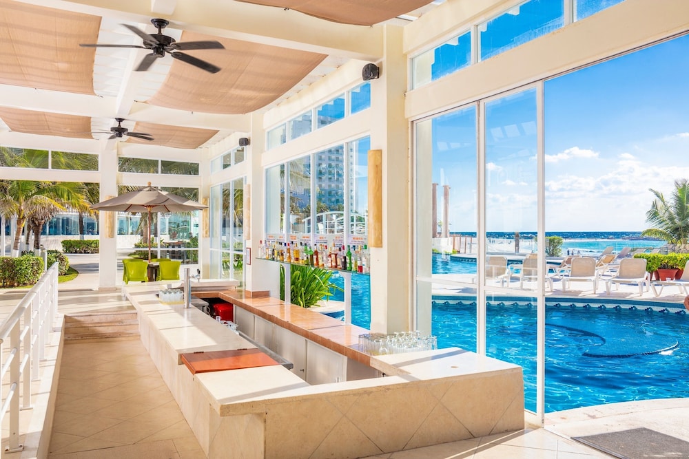 Krystal Cancun All Inclusive — Restaurant & bars in Cancun, Quintana Roo