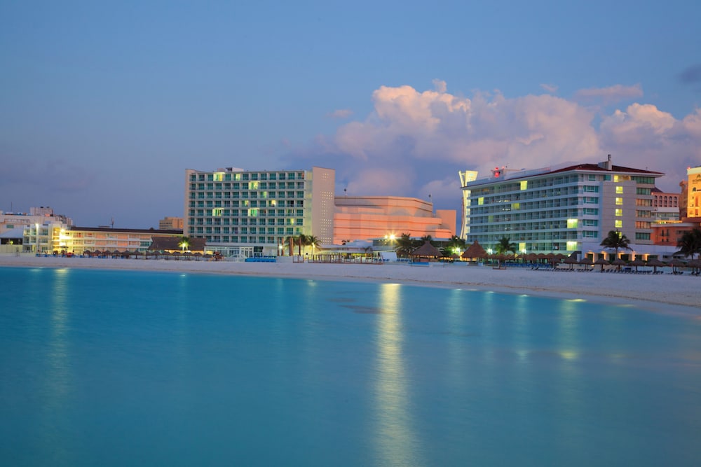 Krystal Cancun All Inclusive — Hotel building in Cancun, Quintana Roo