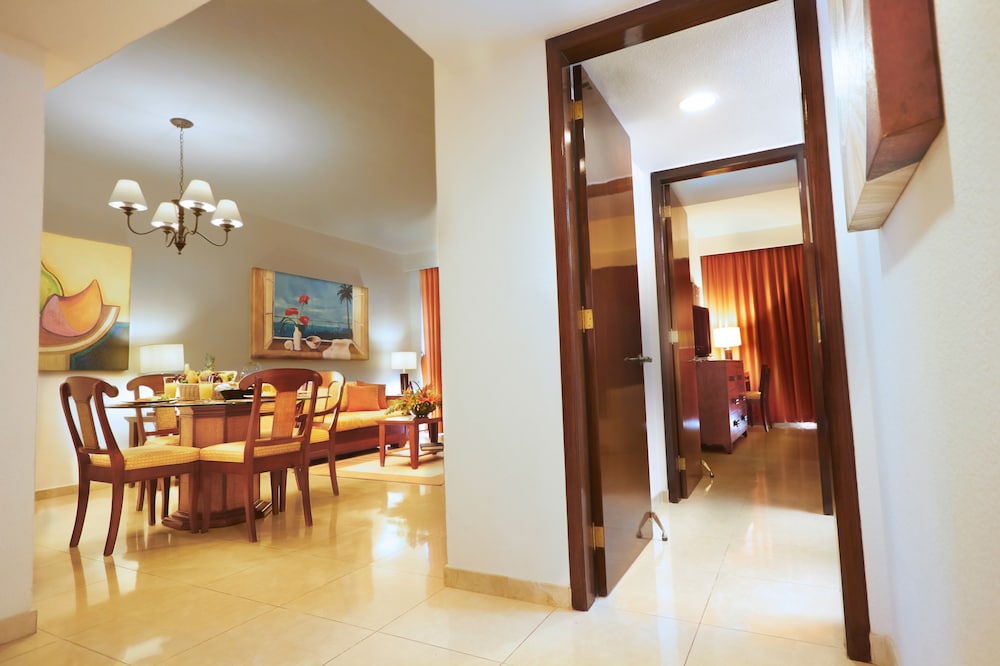 Holiday Inn Club VacationsThe Royal Cancun by IHG - All inclusive — Hotel rooms in Cancun, Quintana Roo
