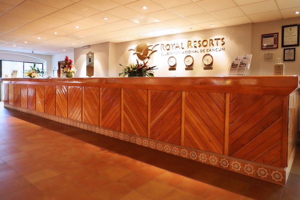 Holiday Inn Club VacationsThe Royal Cancun by IHG - All inclusive — Hotel building in Cancun, Quintana Roo
