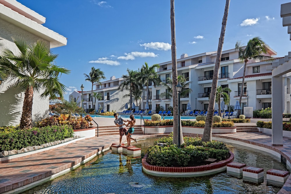 Holiday Inn Club VacationsThe Royal Cancun by IHG - All inclusive — Hotel building in Cancun, Quintana Roo
