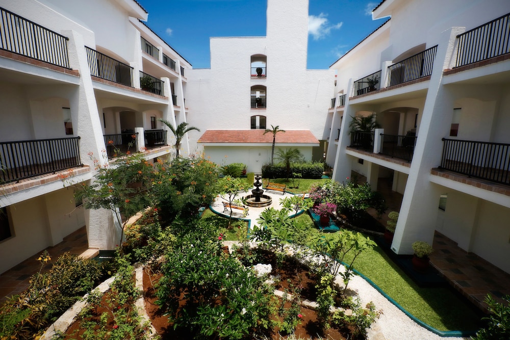 Holiday Inn Club VacationsThe Royal Cancun by IHG - All inclusive — Hotel building in Cancun, Quintana Roo
