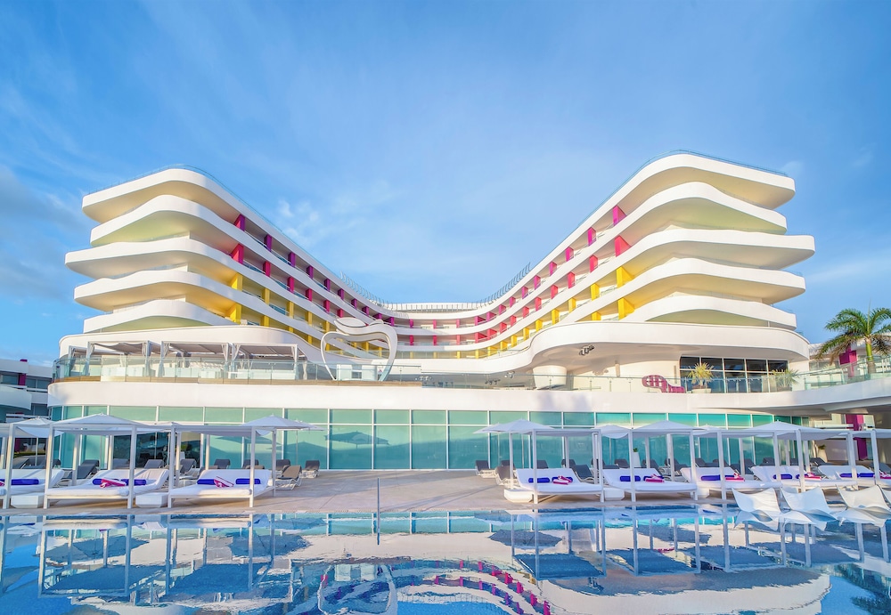 Temptation at The Tower Cancún All Inclusive - Adults Only — Hotel building in Cancun, Quintana Roo
