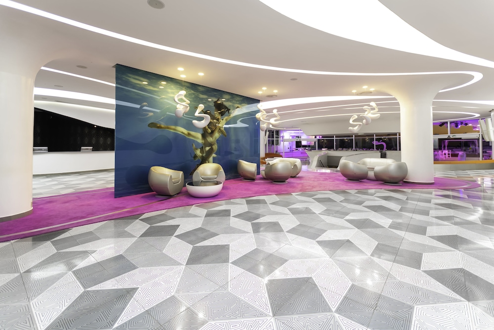 Temptation at The Tower Cancún All Inclusive - Adults Only — Hotel building in Cancun, Quintana Roo