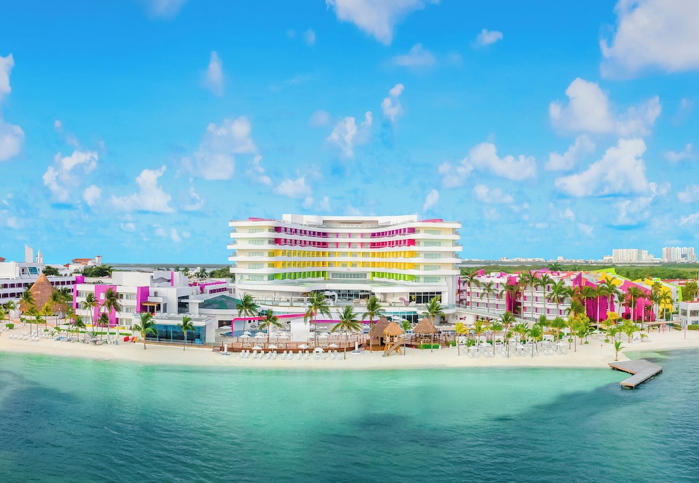 Temptation at The Tower Cancún All Inclusive - Adults Only — Hotel building in Cancun, Quintana Roo