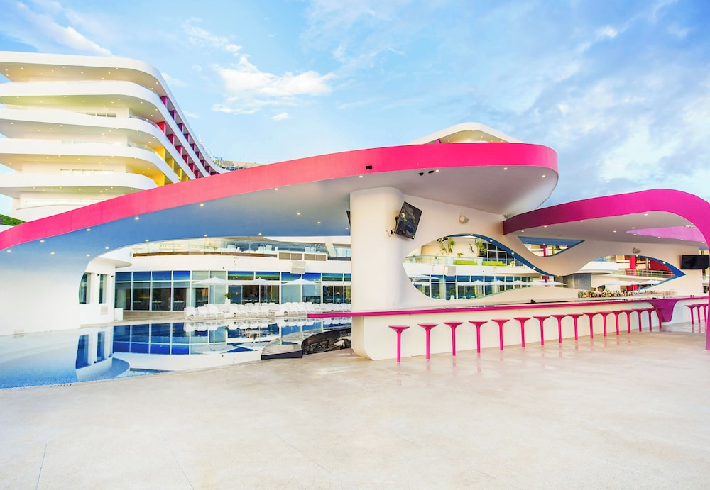 Temptation at The Tower Cancún All Inclusive - Adults Only — Hotel building in Cancun, Quintana Roo