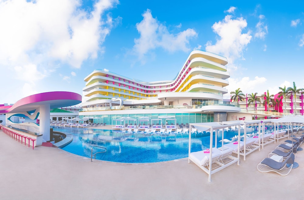 Temptation at The Tower Cancún All Inclusive - Adults Only — Hotel building in Cancun, Quintana Roo