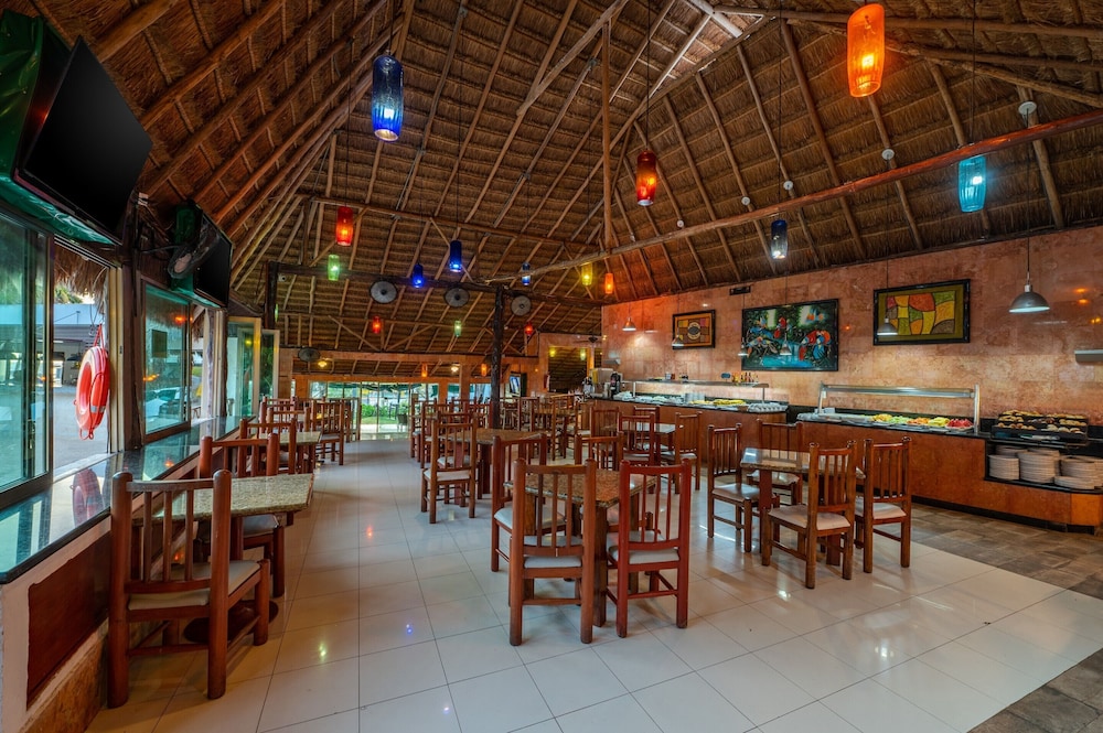 Dos Playas by Faranda All Inclusive — Restaurant & bars in Cancun, Quintana Roo