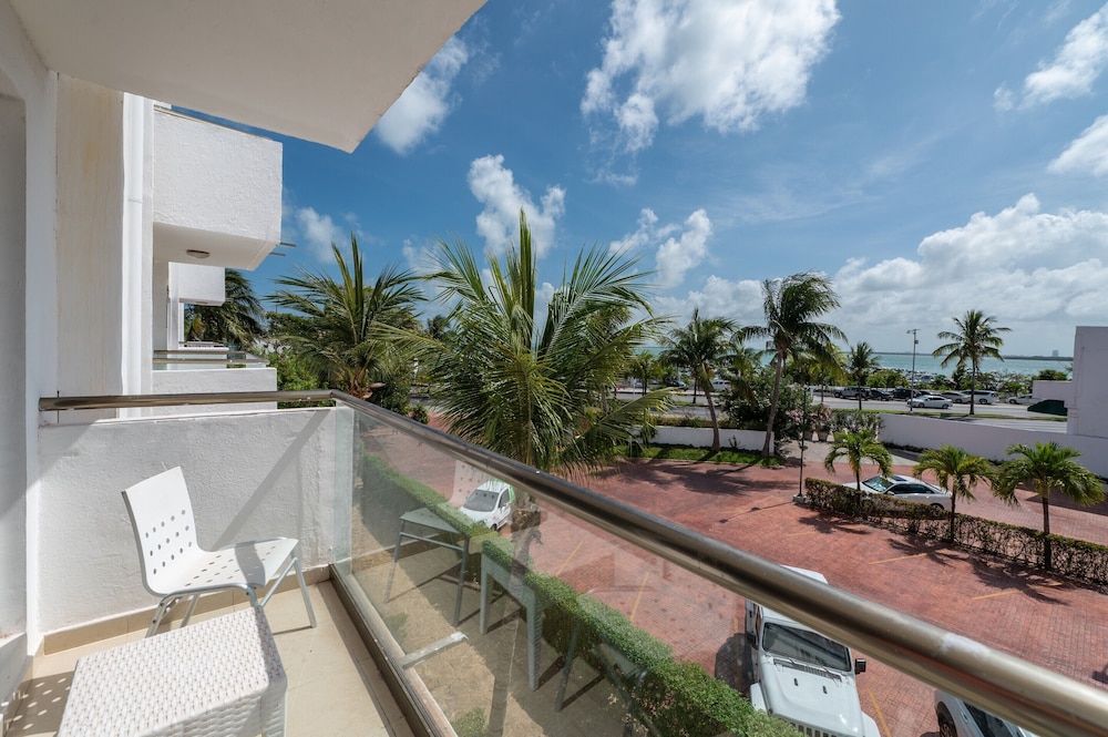 Dos Playas by Faranda All Inclusive — Hotel building in Cancun, Quintana Roo