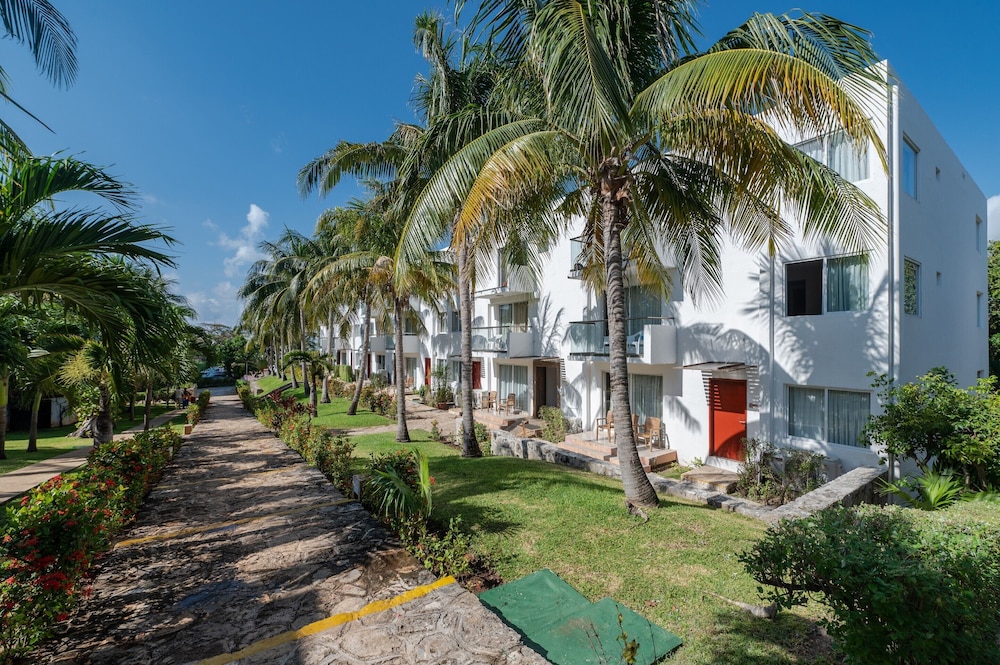 Dos Playas by Faranda All Inclusive — Hotel building in Cancun, Quintana Roo