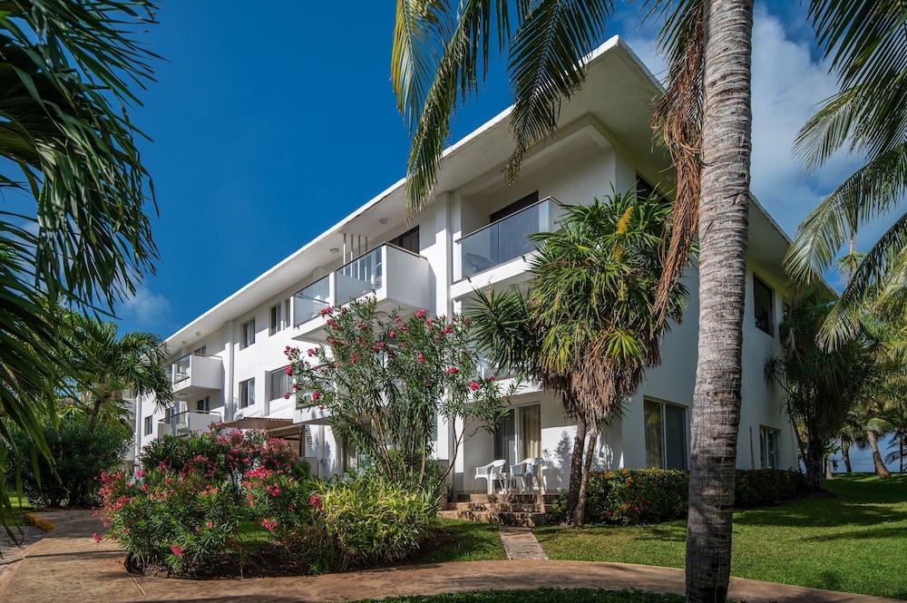 Dos Playas by Faranda All Inclusive — Hotel building in Cancun, Quintana Roo