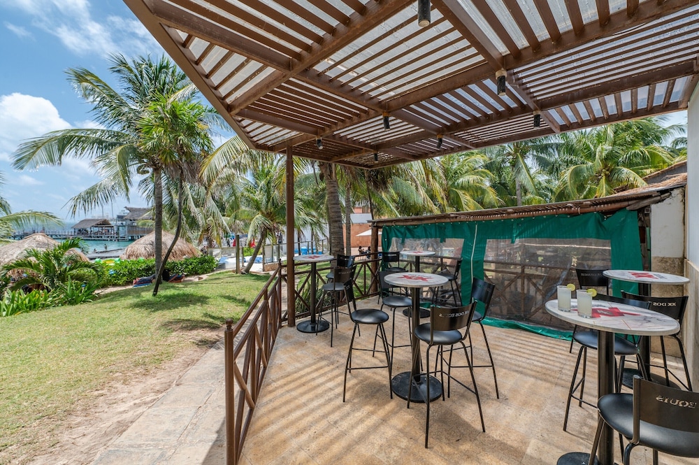 Dos Playas by Faranda All Inclusive — Restaurant & bars in Cancun, Quintana Roo