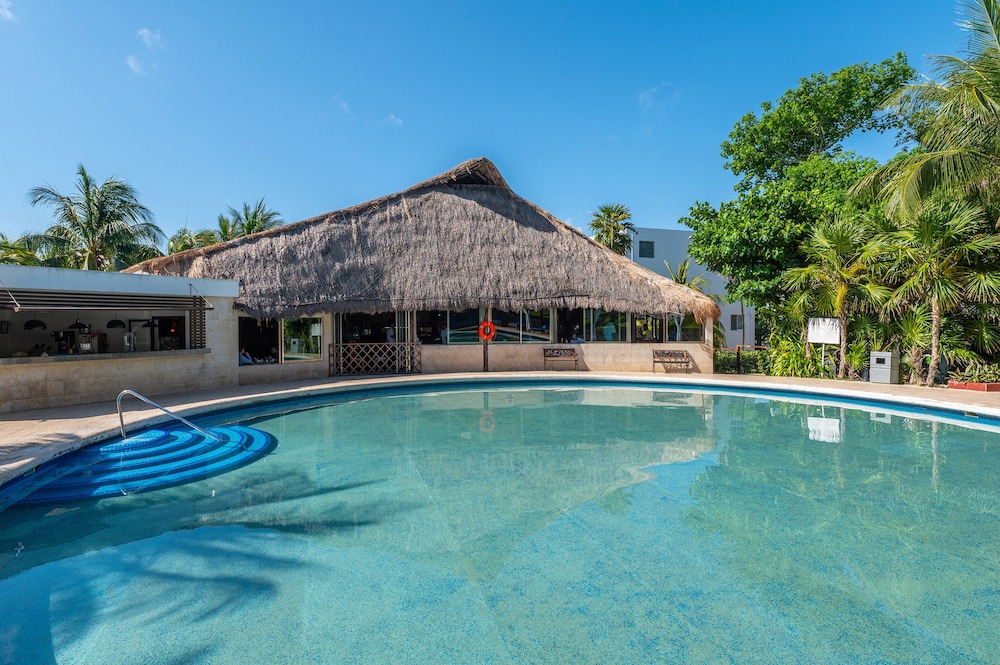 Dos Playas by Faranda All Inclusive — Swimming pool in Cancun, Quintana Roo