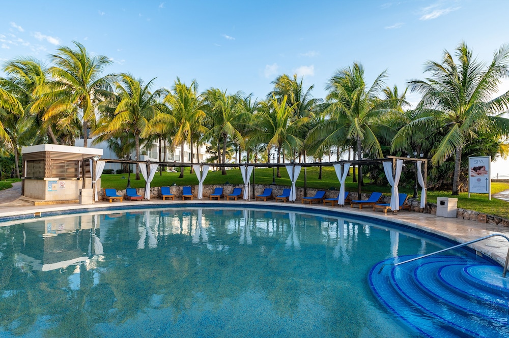 Dos Playas by Faranda All Inclusive — Swimming pool in Cancun, Quintana Roo