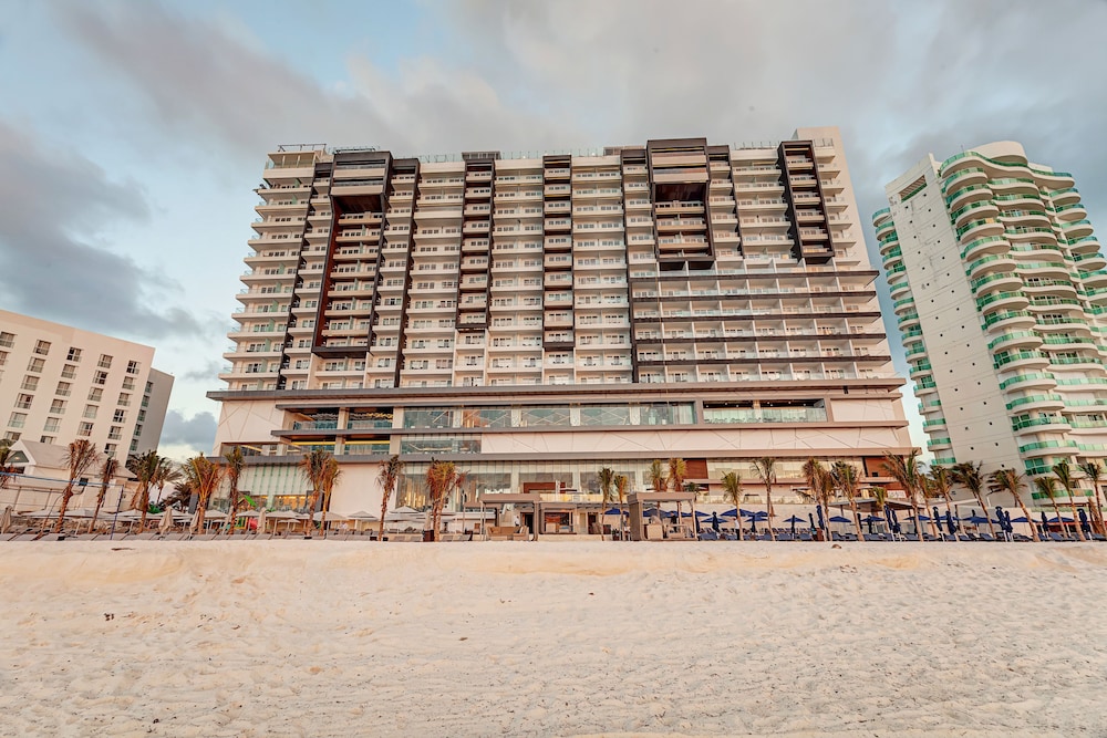 Royalton CHIC Cancun, An Autograph Collection All-Inclusive Resort - Adults Only — Hotel building in Cancun, Quintana Roo