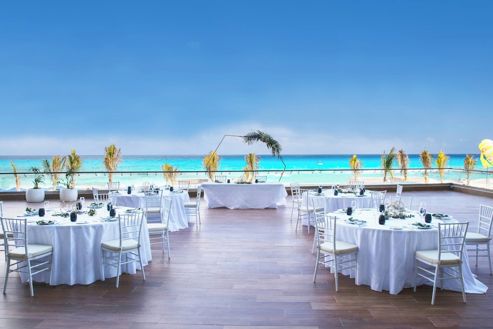 Royalton CHIC Cancun, An Autograph Collection All-Inclusive Resort - Adults Only — Restaurant & bars in Cancun, Quintana Roo