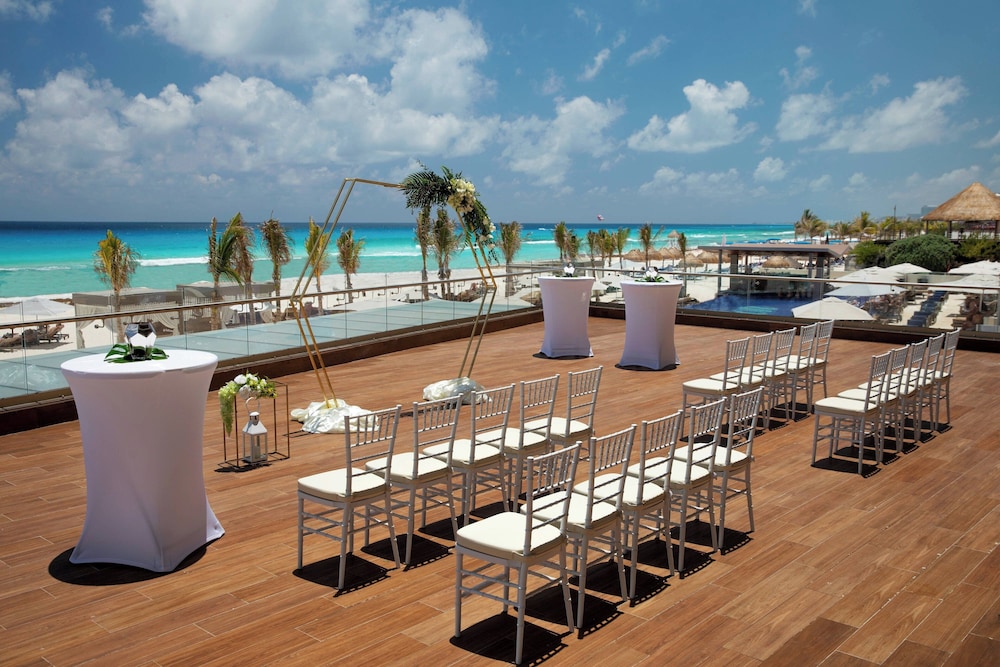 Royalton CHIC Cancun, An Autograph Collection All-Inclusive Resort - Adults Only — Beach in Cancun, Quintana Roo