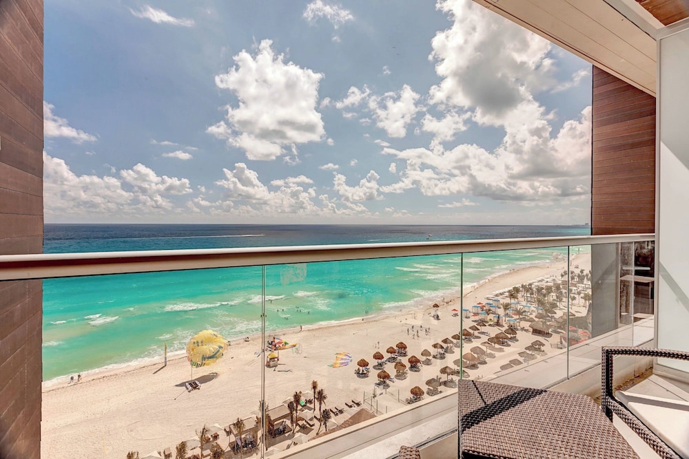 Royalton CHIC Cancun, An Autograph Collection All-Inclusive Resort - Adults Only — Beach in Cancun, Quintana Roo