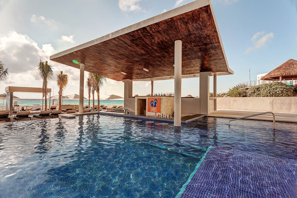 Royalton CHIC Cancun, An Autograph Collection All-Inclusive Resort - Adults Only — Swimming pool in Cancun, Quintana Roo