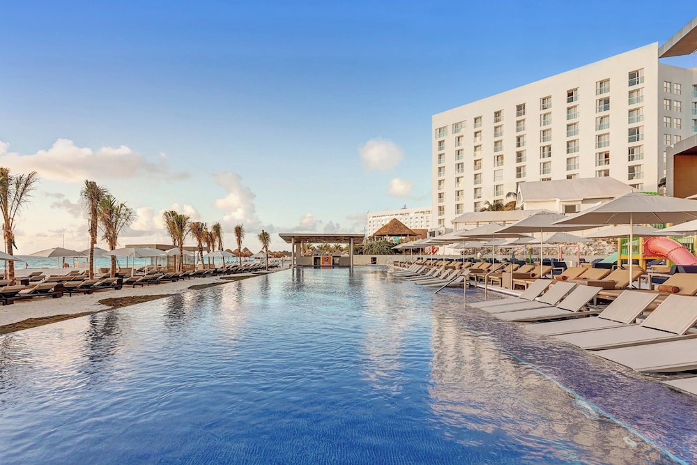 Royalton CHIC Cancun, An Autograph Collection All-Inclusive Resort - Adults Only — Swimming pool in Cancun, Quintana Roo