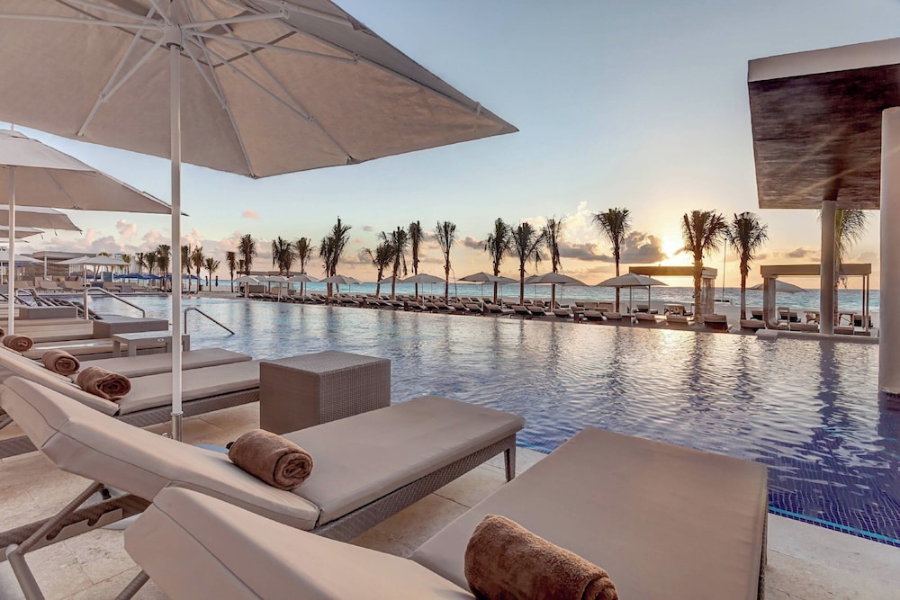 Royalton CHIC Cancun, An Autograph Collection All-Inclusive Resort - Adults Only — Swimming pool in Cancun, Quintana Roo