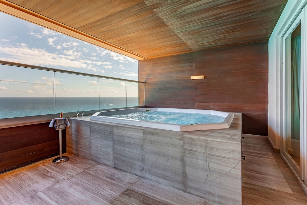 Royalton CHIC Cancun, An Autograph Collection All-Inclusive Resort - Adults Only — Hotel rooms in Cancun, Quintana Roo