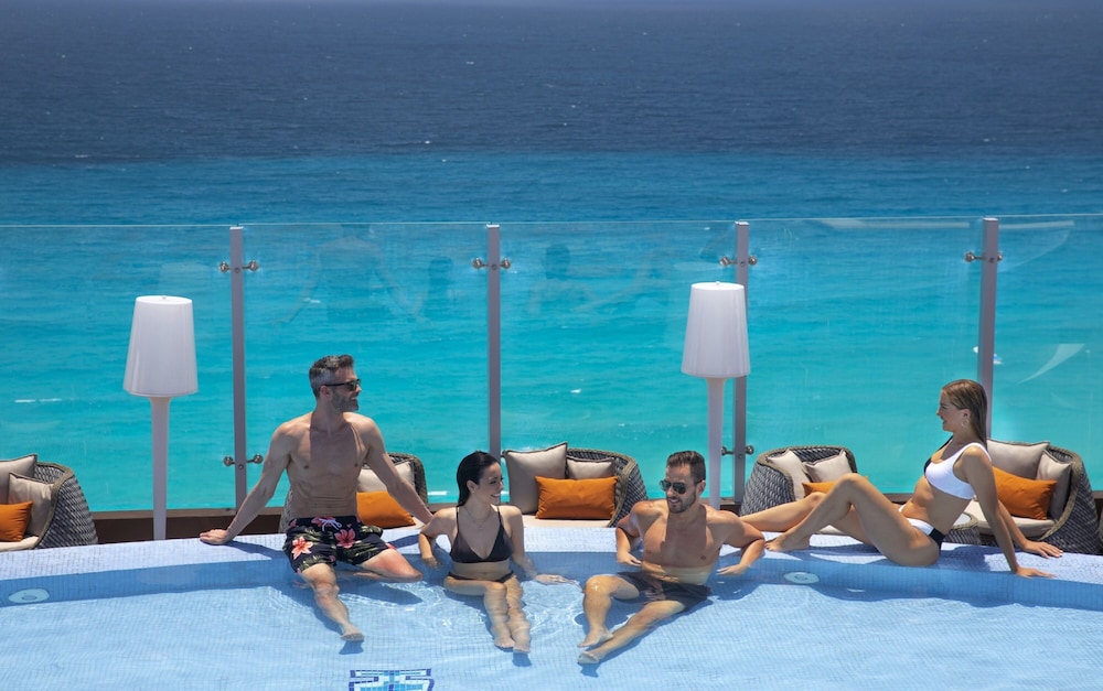 Royalton CHIC Cancun, An Autograph Collection All-Inclusive Resort - Adults Only — Swimming pool in Cancun, Quintana Roo