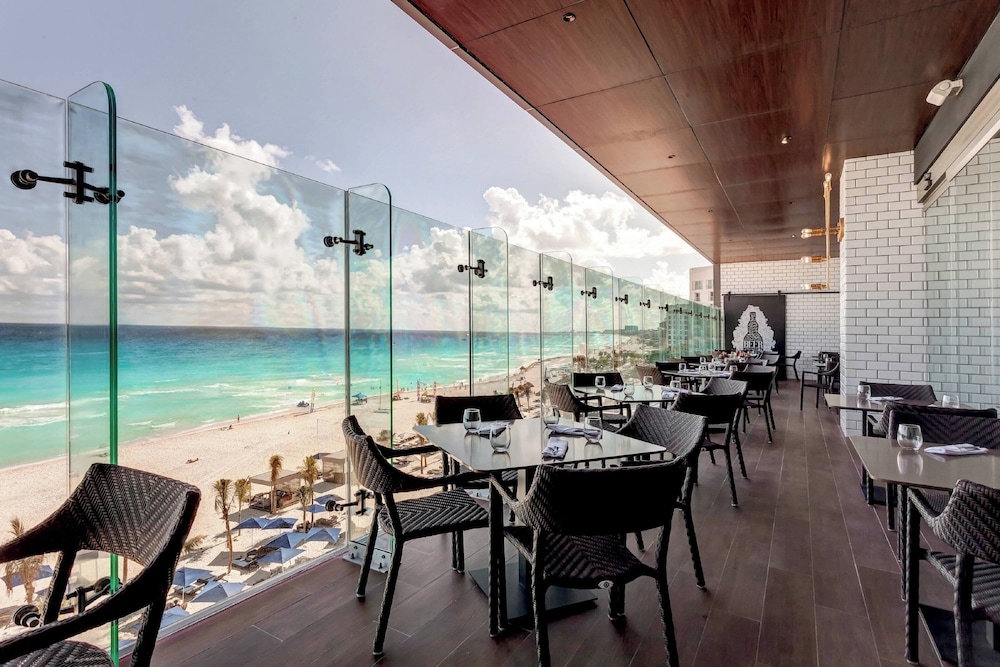 Royalton CHIC Cancun, An Autograph Collection All-Inclusive Resort - Adults Only — Restaurant & bars in Cancun, Quintana Roo