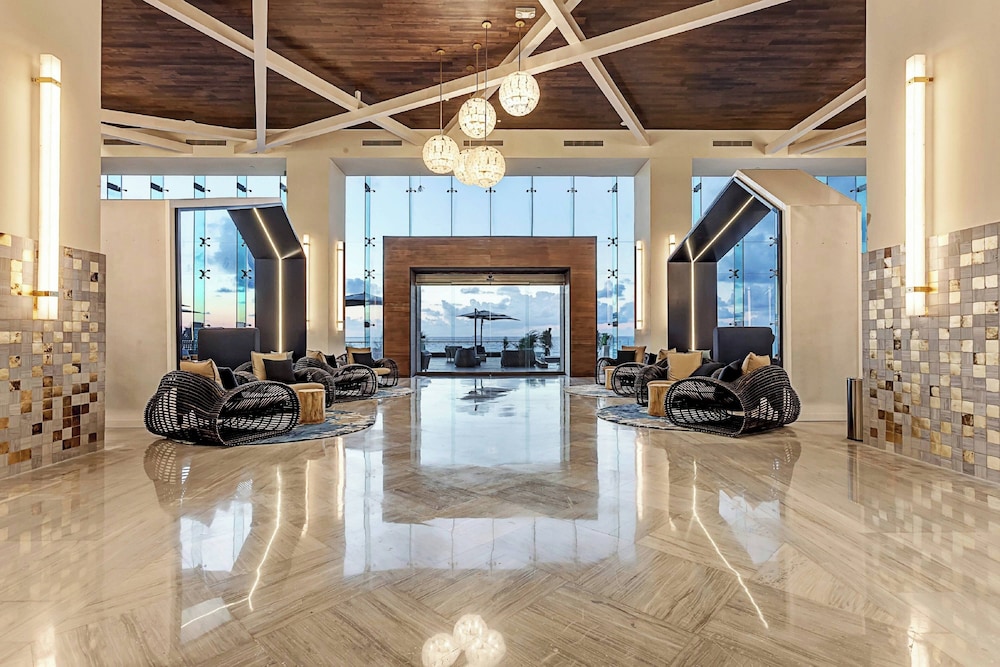Royalton CHIC Cancun, An Autograph Collection All-Inclusive Resort - Adults Only — Hotel building in Cancun, Quintana Roo