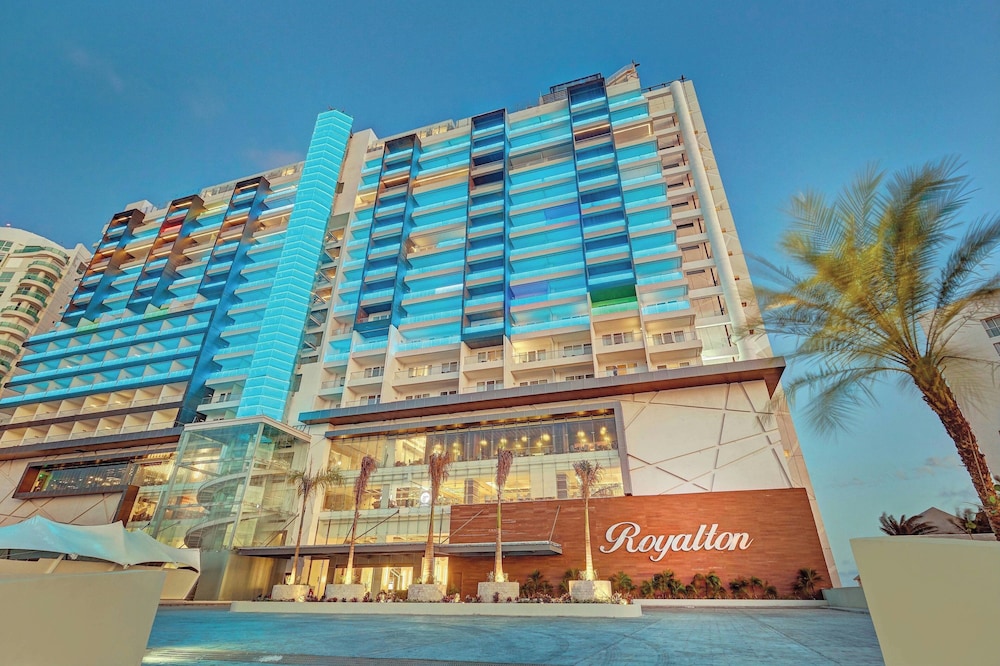 Royalton CHIC Cancun, An Autograph Collection All-Inclusive Resort - Adults Only — Hotel building in Cancun, Quintana Roo
