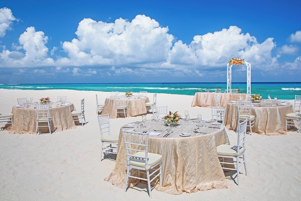 Royalton CHIC Cancun, An Autograph Collection All-Inclusive Resort - Adults Only — Beach in Cancun, Quintana Roo