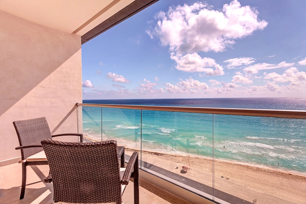 Royalton CHIC Cancun, An Autograph Collection All-Inclusive Resort - Adults Only — Beach in Cancun, Quintana Roo