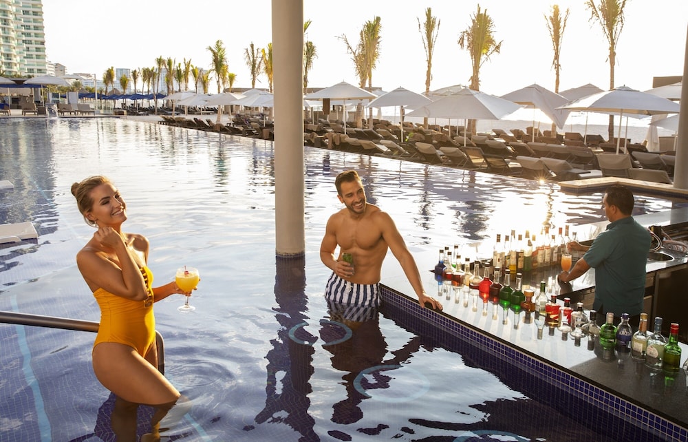 Royalton CHIC Cancun, An Autograph Collection All-Inclusive Resort - Adults Only — Swimming pool in Cancun, Quintana Roo