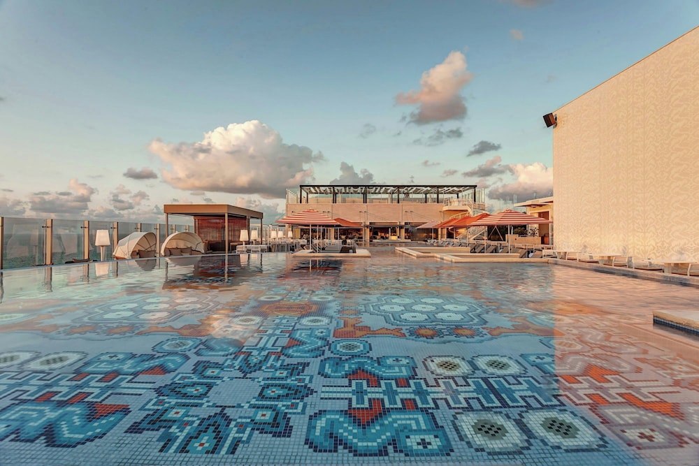 Royalton CHIC Cancun, An Autograph Collection All-Inclusive Resort - Adults Only — Swimming pool in Cancun, Quintana Roo