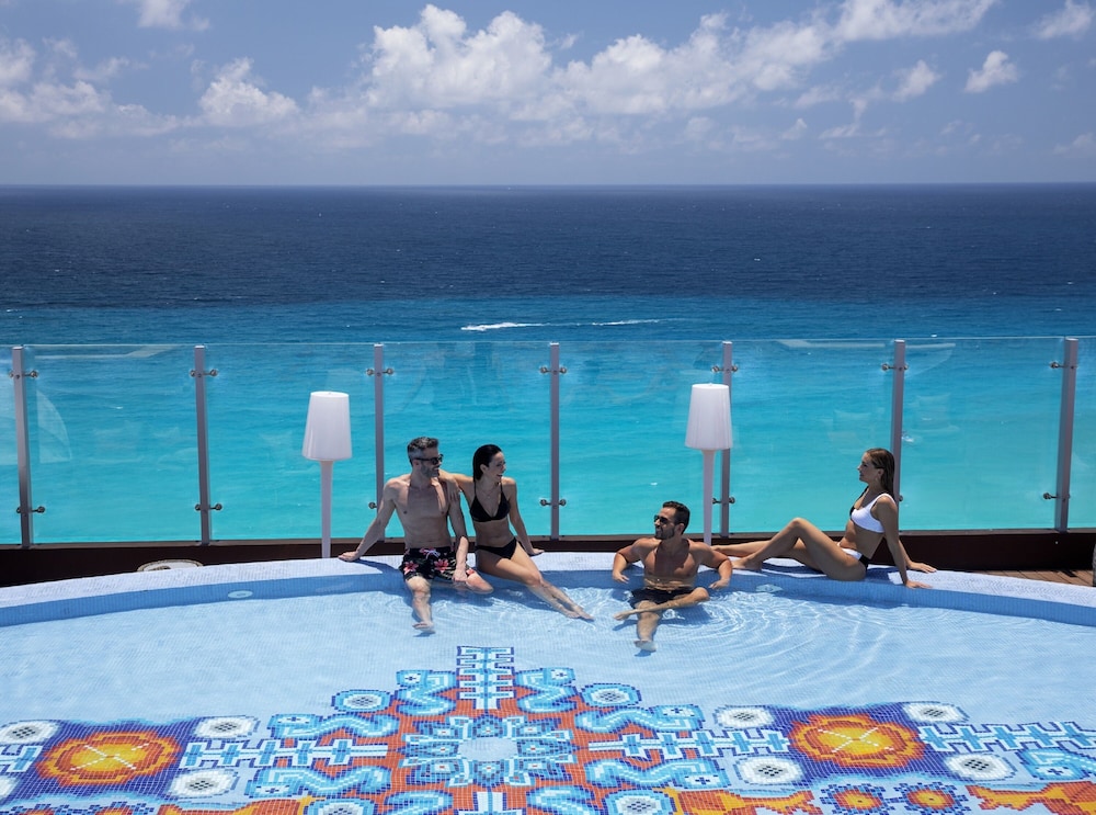 Royalton CHIC Cancun, An Autograph Collection All-Inclusive Resort - Adults Only — Swimming pool in Cancun, Quintana Roo