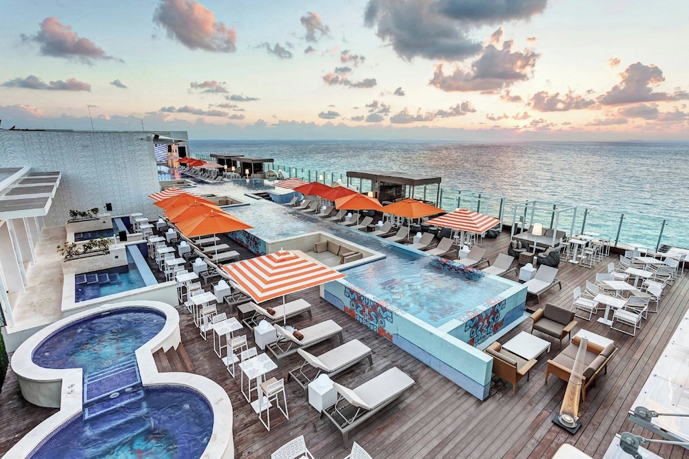Royalton CHIC Cancun, An Autograph Collection All-Inclusive Resort - Adults Only — Swimming pool in Cancun, Quintana Roo