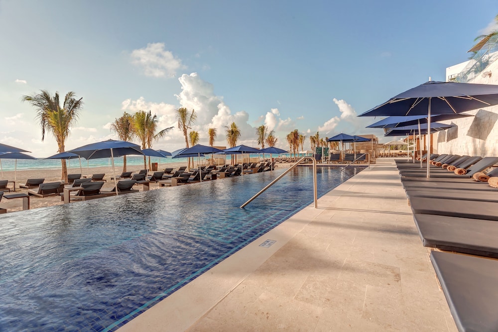 Royalton CHIC Cancun, An Autograph Collection All-Inclusive Resort - Adults Only — Swimming pool in Cancun, Quintana Roo