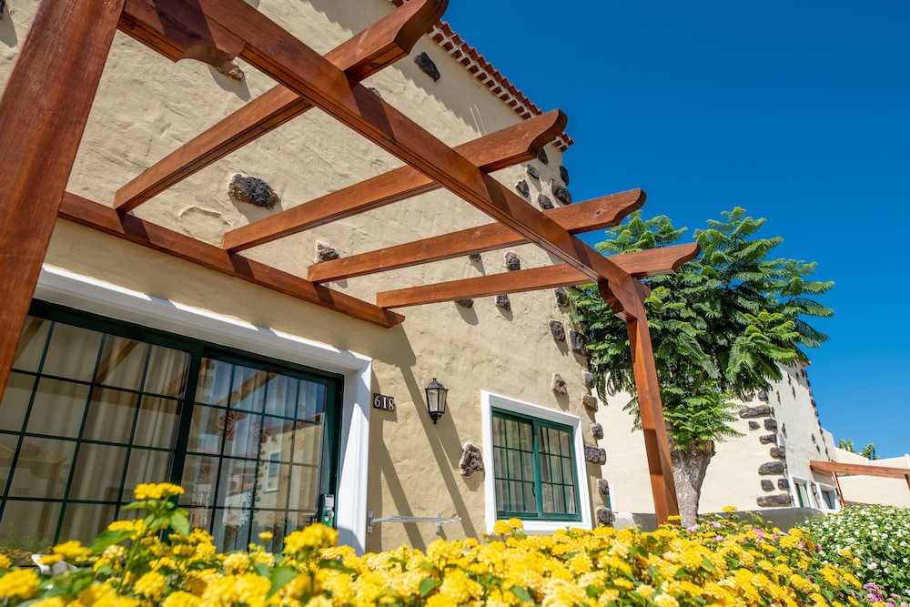 GF Isabel — Hotel building in Costa Adeje, Canary Islands