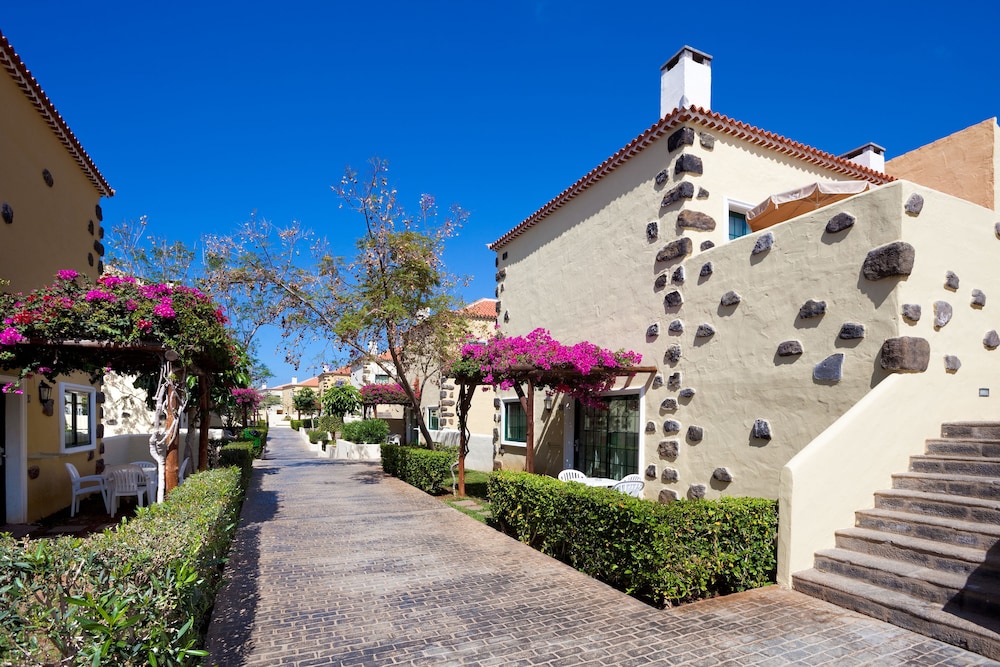 GF Isabel — Hotel building in Costa Adeje, Canary Islands