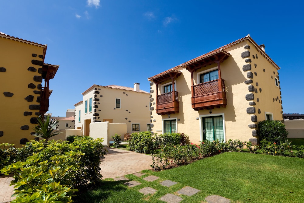 GF Isabel — Hotel building in Costa Adeje, Canary Islands