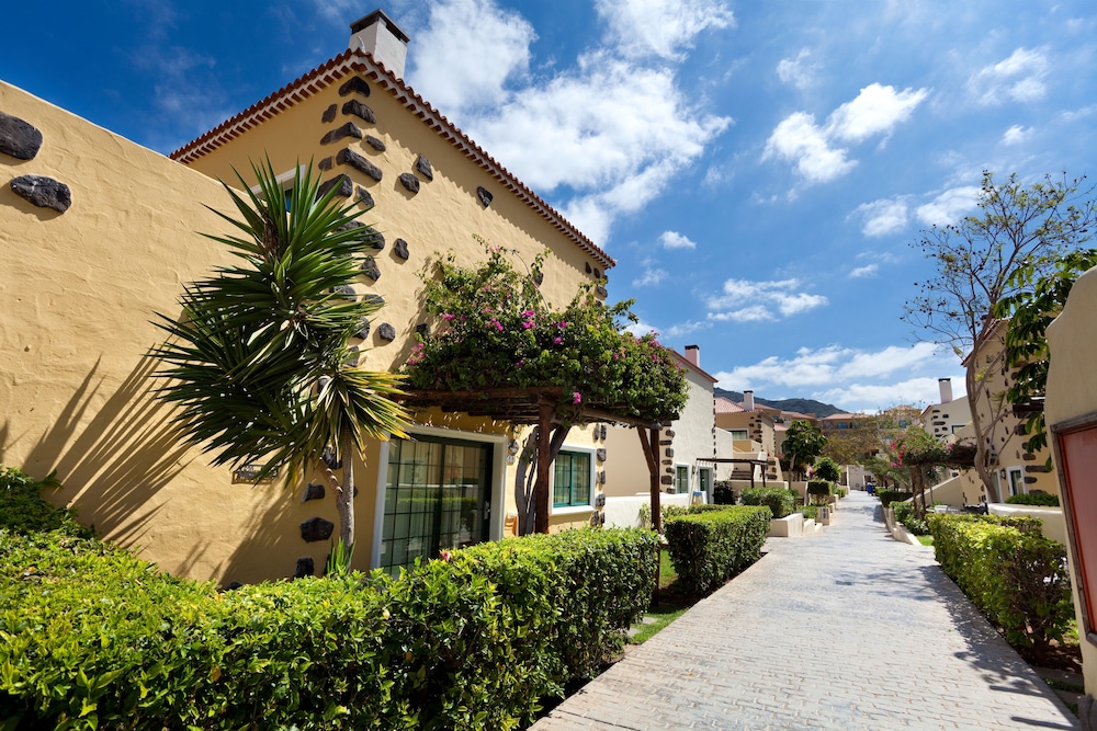 GF Isabel — Hotel building in Costa Adeje, Canary Islands
