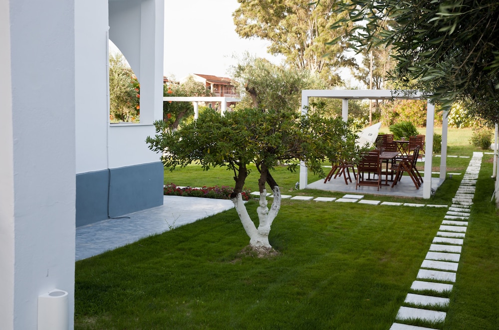 Sun n Chill — Hotel building in Lefkimmi (Corfu), Ionian Islands