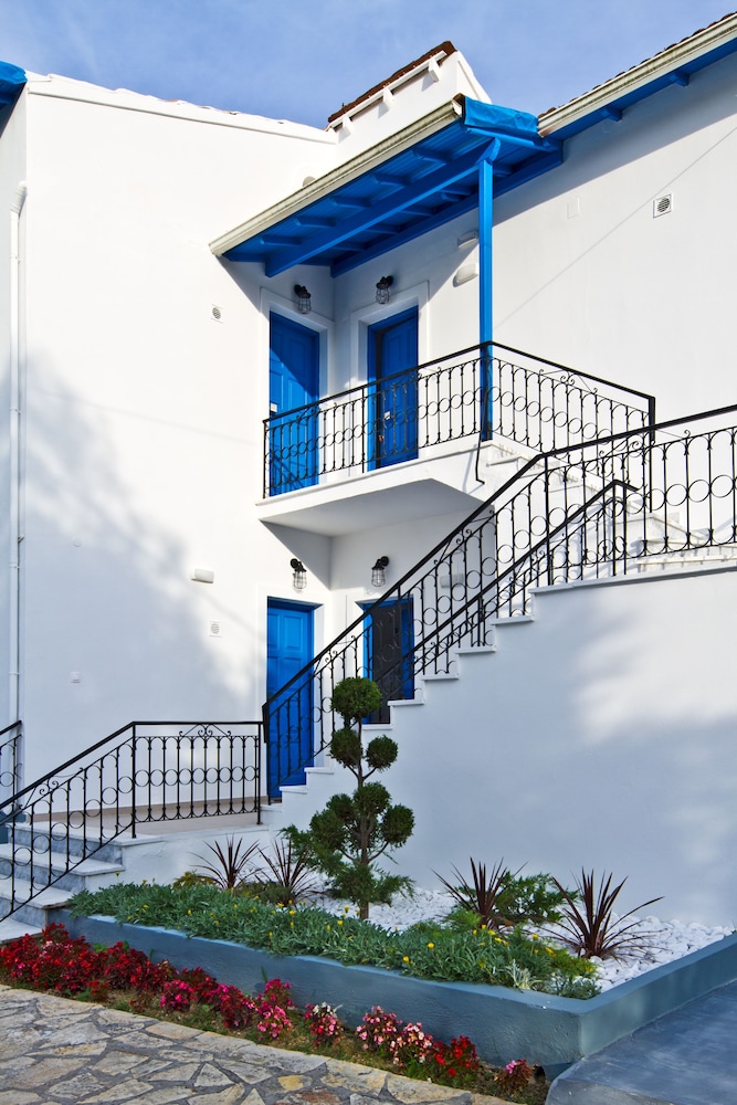 Sun n Chill — Hotel building in Lefkimmi (Corfu), Ionian Islands