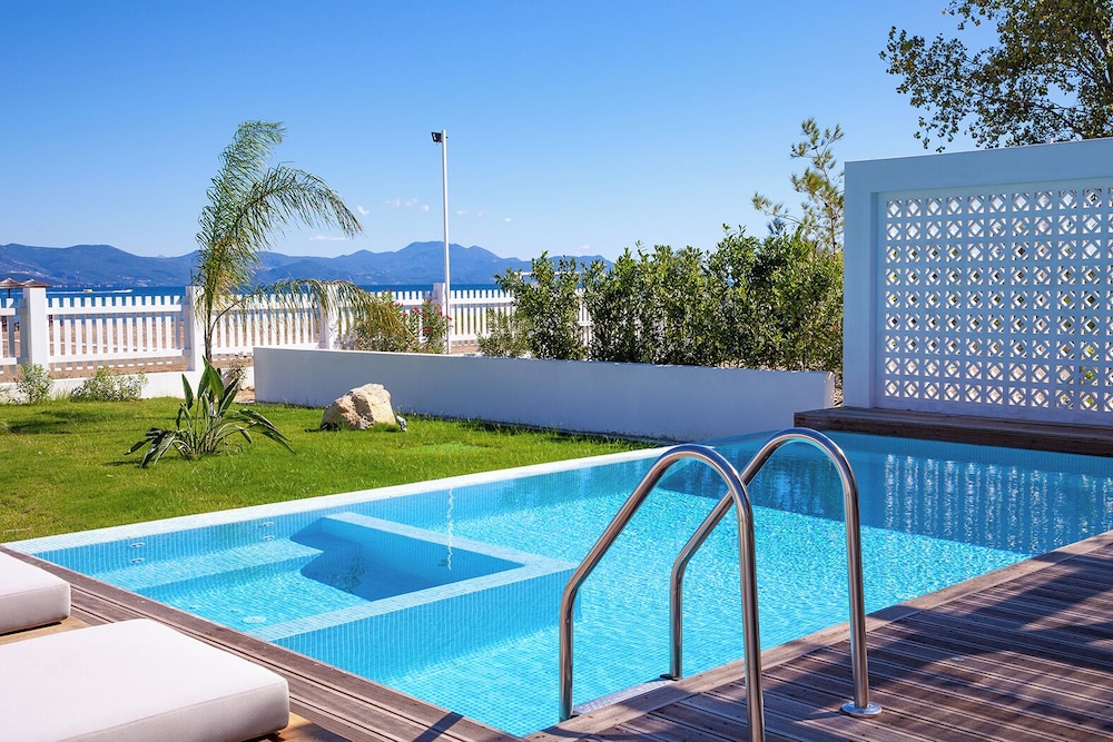Sun n Chill — Swimming pool in Lefkimmi (Corfu), Ionian Islands