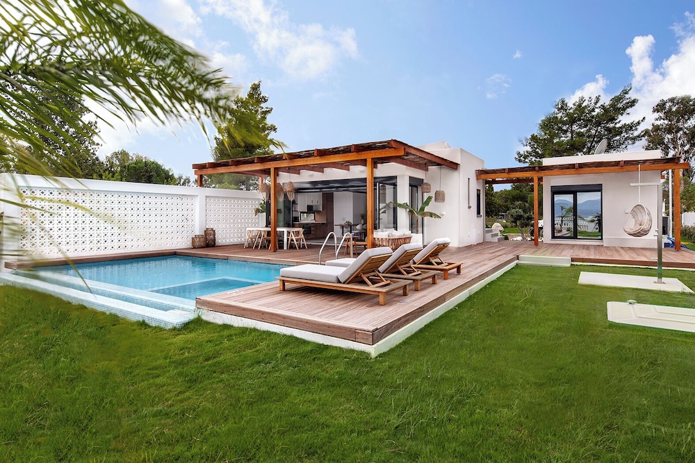 Sun n Chill — Swimming pool in Lefkimmi (Corfu), Ionian Islands