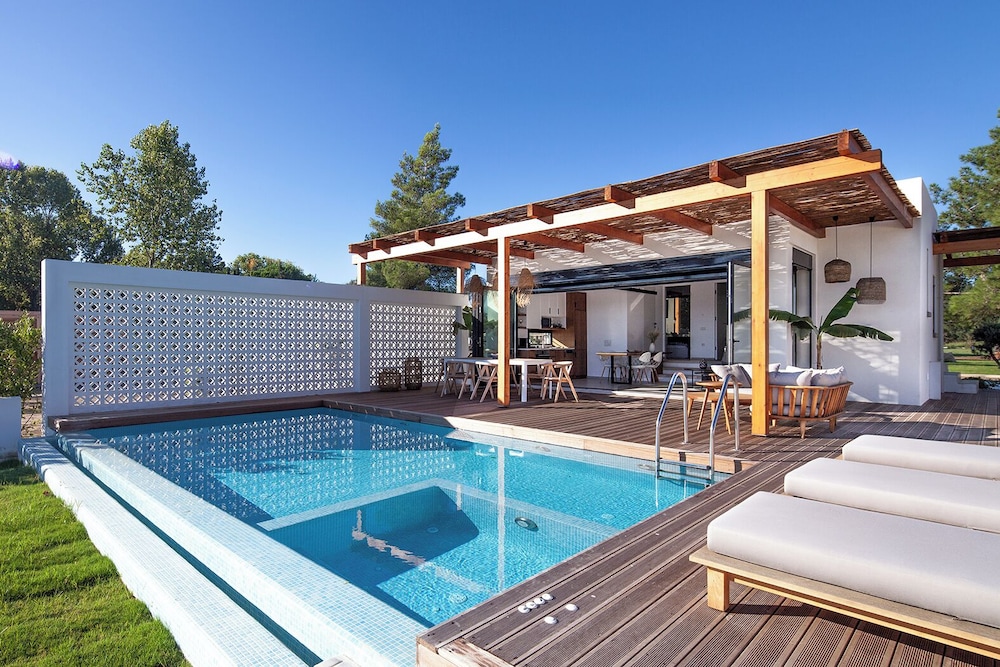 Sun n Chill — Swimming pool in Lefkimmi (Corfu), Ionian Islands